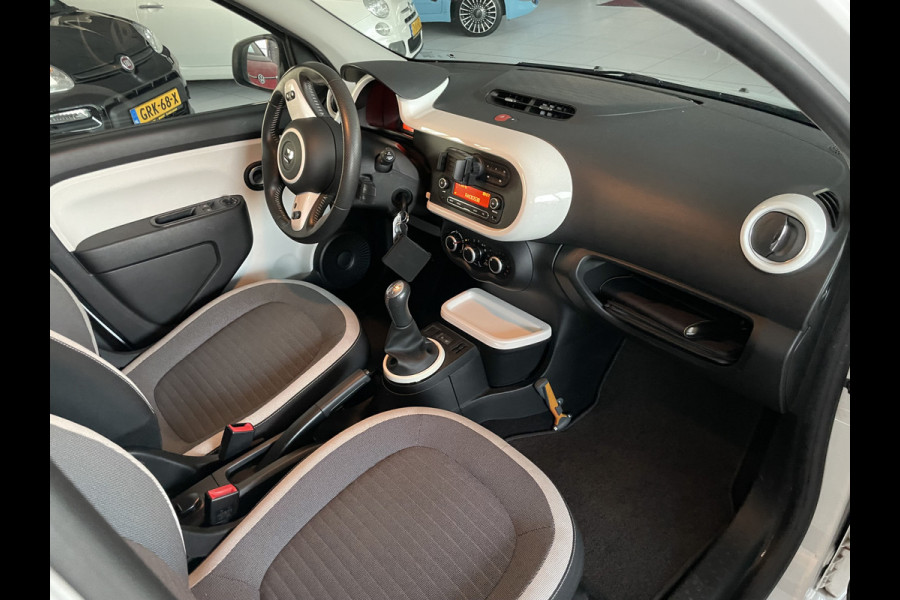 Renault Twingo 1.0 SCe Limited Mistlampen - Cruise control - Alu velgen 15 inch - Parkeersensoren achter - Lederen stuurwiel - Radio/USB/ AUX - Airco - Getint glas achter