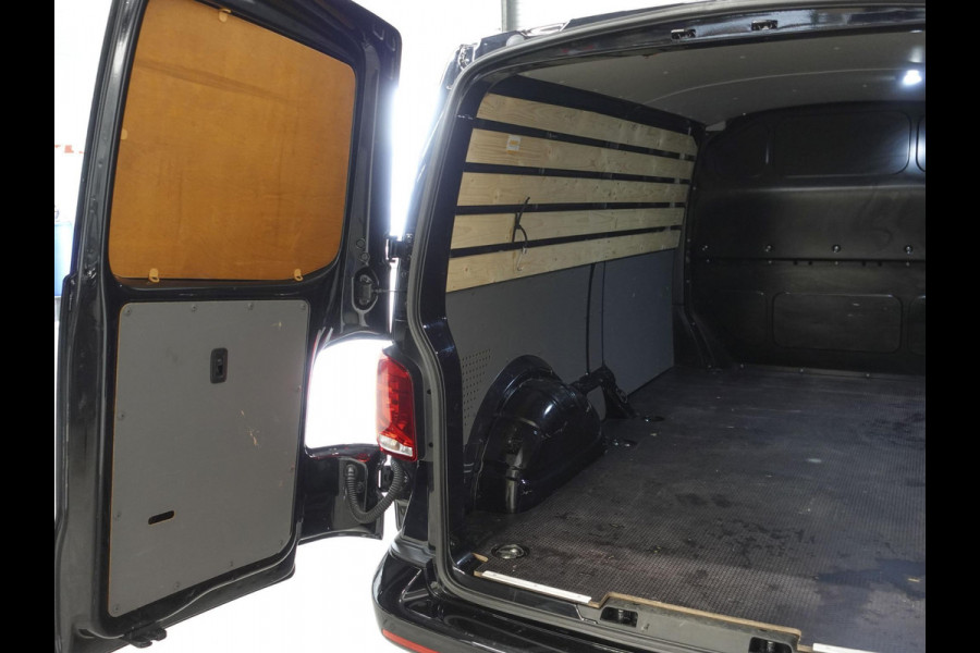 Volkswagen Transporter 2.0 TDI L2H1 Highline Automaat Airco Navi Parkeersensoren Trekhaak Lichtmetalen velgen