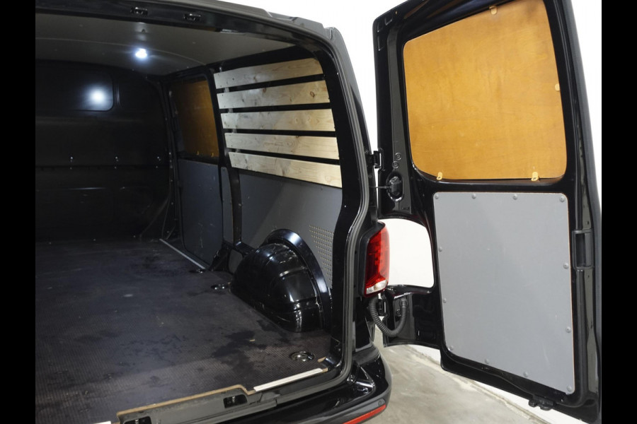 Volkswagen Transporter 2.0 TDI L2H1 Highline Automaat Airco Navi Parkeersensoren Trekhaak Lichtmetalen velgen