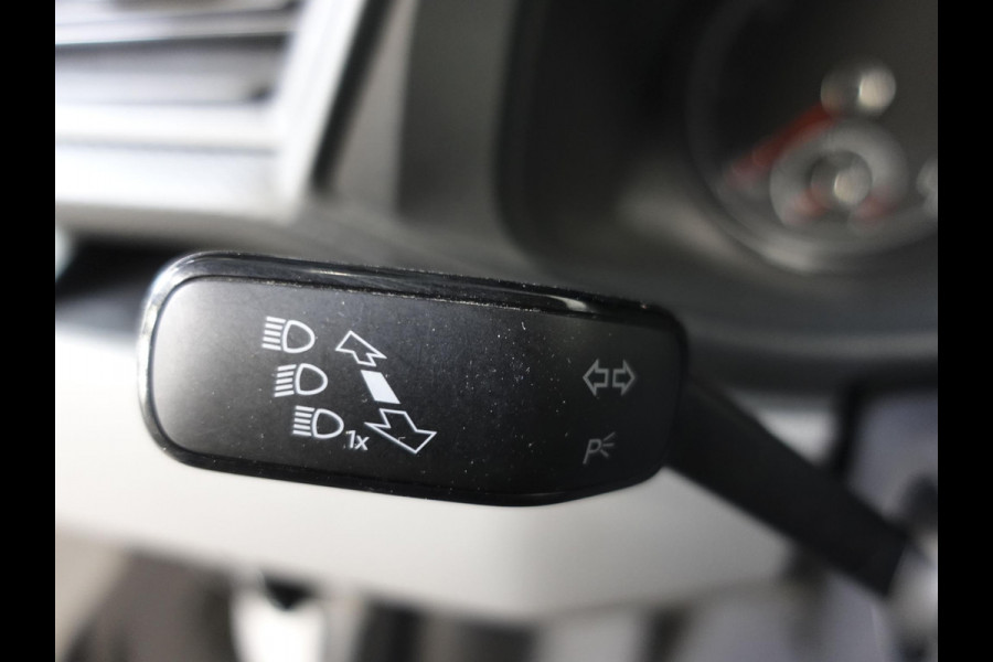 Volkswagen Transporter 2.0 TDI L2H1 Highline Automaat Airco Navi Parkeersensoren Trekhaak Lichtmetalen velgen
