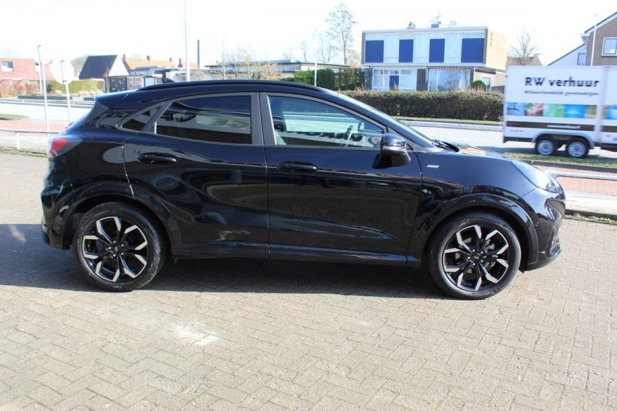 Ford Puma 1.0-125 pk EcoBoost Mild Hybrid ST-Line X AUTOMAAT ! Gun uzelf het plezier en comfort van een automaat ! Ca. €. 10.000,- beneden de nieuwprijs ! Cruise Control, Climate Control, Achteruitrijcamera, Parkeersensoren v+a, metallic lak, LM wielen, Navigatie, Telefoonvoorb., etc.