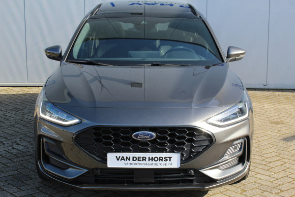 Ford FOCUS Wagon 1.0-125pk EcoBoost ST-Line X. Geweldig mooie, luxe en sportieve Focus wagon ! Slechts 12.000km ! Autm. airco, stoel-, stuur- en voorraamverw., ergonomische stoelen, adaptieve cruise cntrl, side- en lane assist, elektr. panodak, B&O soundsyst., etc.