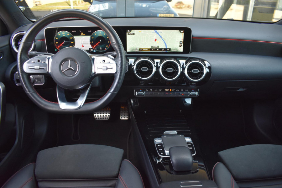 Mercedes-Benz A-Klasse 180 AMG | NIGHT PAKKET | CAMERA | APPLE CARPLAY | ANDROID AUTO | DEALER ONDERHOUDEN | NAP | STOELVERWARMING