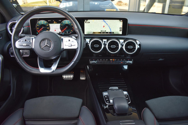 Mercedes-Benz A-Klasse 180 AMG | NIGHT PAKKET | CAMERA | APPLE CARPLAY | ANDROID AUTO | DEALER ONDERHOUDEN | NAP | STOELVERWARMING