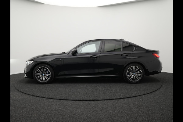 BMW 3-serie 330e M Sport Plug In Hybrid Dealer O.H PHEV | Lederen Sportstoelen Verwarmd | Apple Carplay | Navi Full Map | Virtual Cockpit | Sfeerverlichting | 18"L.M |