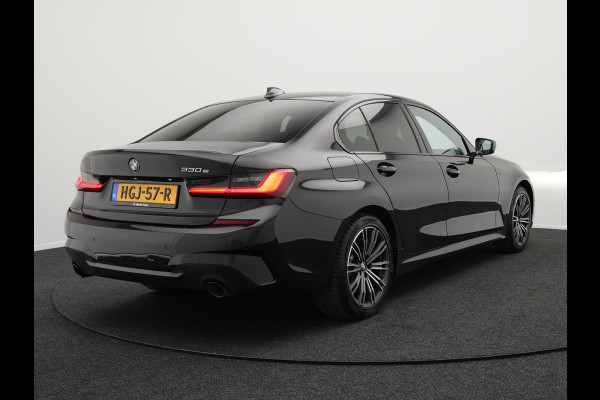 BMW 3-serie 330e M Sport Plug In Hybrid Dealer O.H PHEV | Lederen Sportstoelen Verwarmd | Apple Carplay | Navi Full Map | Virtual Cockpit | Sfeerverlichting | 18"L.M |