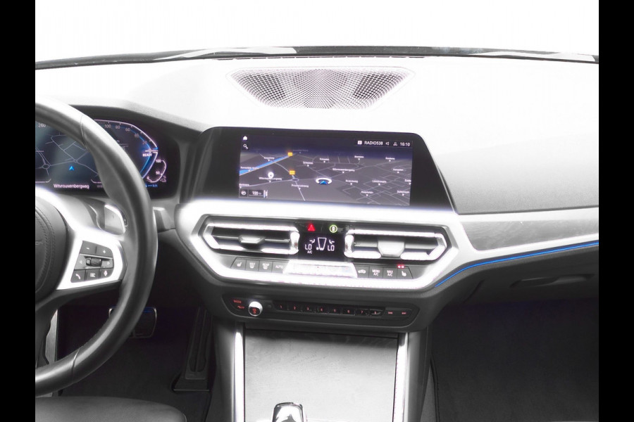 BMW 3-serie 330e M Sport Plug In Hybrid Dealer O.H PHEV | Lederen Sportstoelen Verwarmd | Apple Carplay | Navi Full Map | Virtual Cockpit | Sfeerverlichting | 18"L.M |