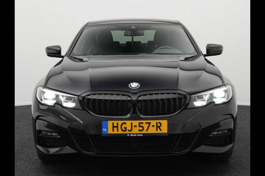 BMW 3-serie 330e M Sport Plug In Hybrid Dealer O.H PHEV | Lederen Sportstoelen Verwarmd | Apple Carplay | Navi Full Map | Virtual Cockpit | Sfeerverlichting | 18"L.M |