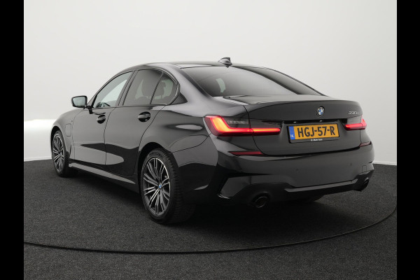 BMW 3-serie 330e M Sport Plug In Hybrid Dealer O.H PHEV | Lederen Sportstoelen Verwarmd | Apple Carplay | Navi Full Map | Virtual Cockpit | Sfeerverlichting | 18"L.M |