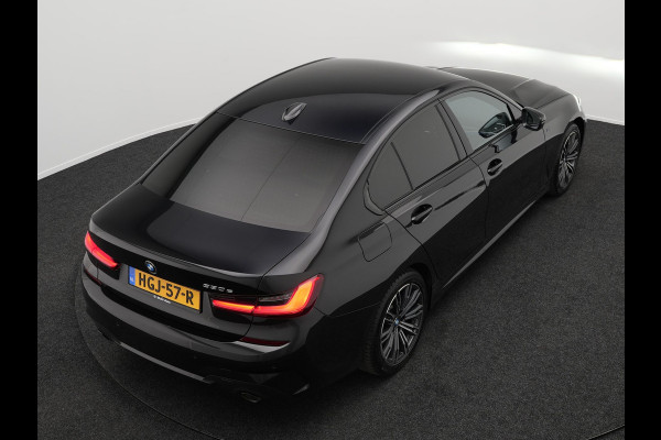 BMW 3-serie 330e M Sport Plug In Hybrid Dealer O.H PHEV | Lederen Sportstoelen Verwarmd | Apple Carplay | Navi Full Map | Virtual Cockpit | Sfeerverlichting | 18"L.M |