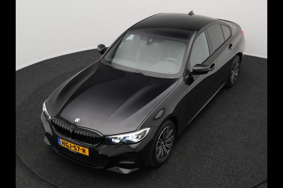 BMW 3-serie 330e M Sport Plug In Hybrid Dealer O.H PHEV | Lederen Sportstoelen Verwarmd | Apple Carplay | Navi Full Map | Virtual Cockpit | Sfeerverlichting | 18"L.M |