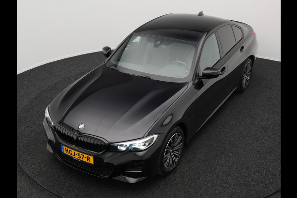 BMW 3-serie 330e M Sport Plug In Hybrid Dealer O.H PHEV | Lederen Sportstoelen Verwarmd | Apple Carplay | Navi Full Map | Virtual Cockpit | Sfeerverlichting | 18"L.M |