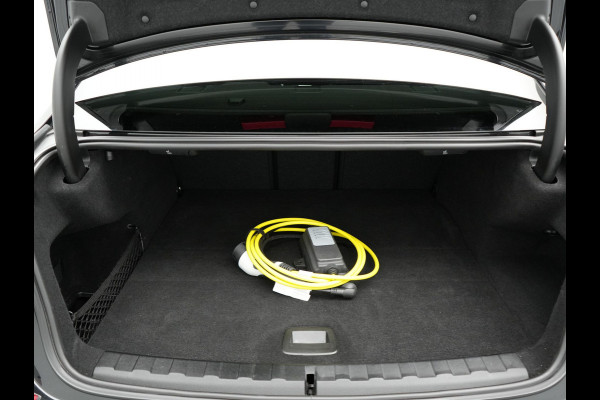 BMW 3-serie 330e M Sport Plug In Hybrid Dealer O.H PHEV | Lederen Sportstoelen Verwarmd | Apple Carplay | Navi Full Map | Virtual Cockpit | Sfeerverlichting | 18"L.M |