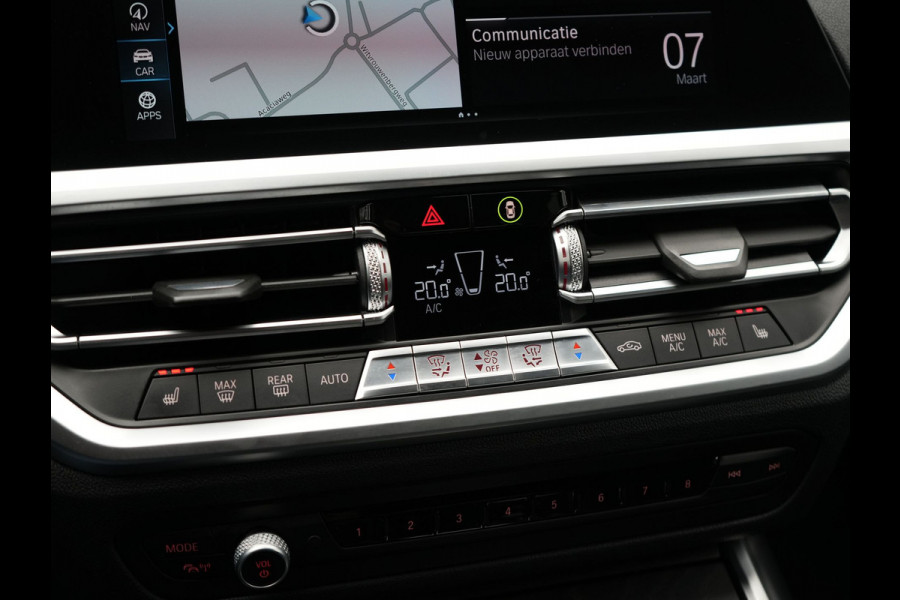 BMW 3-serie 330e M Sport Plug In Hybrid Dealer O.H PHEV | Lederen Sportstoelen Verwarmd | Apple Carplay | Navi Full Map | Virtual Cockpit | Sfeerverlichting | 18"L.M |