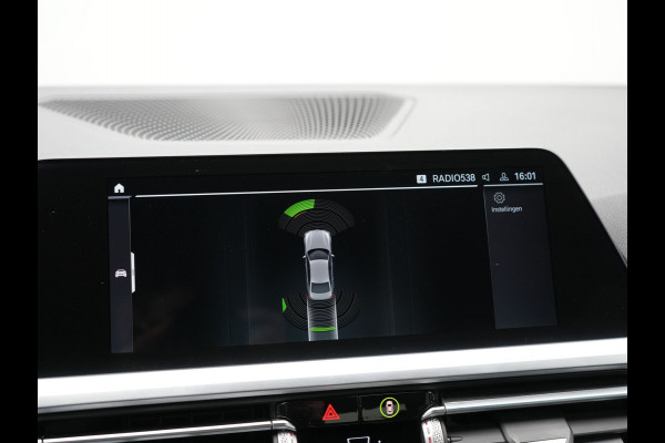 BMW 3-serie 330e M Sport Plug In Hybrid Dealer O.H PHEV | Lederen Sportstoelen Verwarmd | Apple Carplay | Navi Full Map | Virtual Cockpit | Sfeerverlichting | 18"L.M |