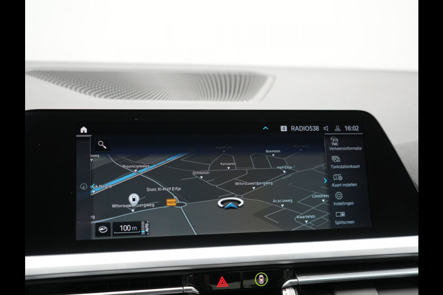 BMW 3-serie 330e M Sport Plug In Hybrid Dealer O.H PHEV | Lederen Sportstoelen Verwarmd | Apple Carplay | Navi Full Map | Virtual Cockpit | Sfeerverlichting | 18"L.M |