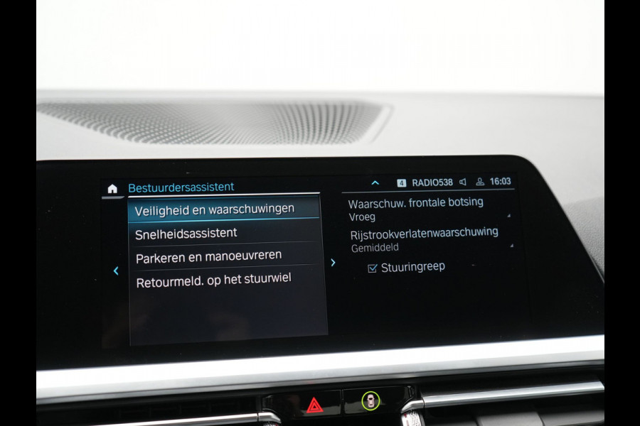 BMW 3-serie 330e M Sport Plug In Hybrid Dealer O.H PHEV | Lederen Sportstoelen Verwarmd | Apple Carplay | Navi Full Map | Virtual Cockpit | Sfeerverlichting | 18"L.M |