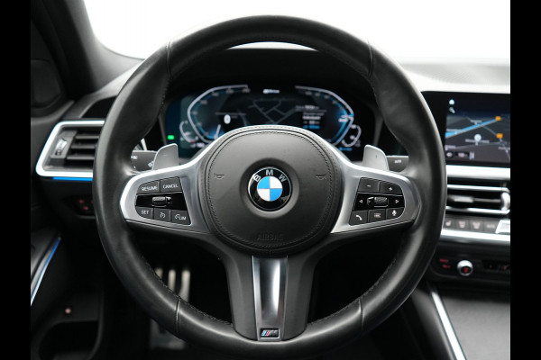 BMW 3-serie 330e M Sport Plug In Hybrid Dealer O.H PHEV | Lederen Sportstoelen Verwarmd | Apple Carplay | Navi Full Map | Virtual Cockpit | Sfeerverlichting | 18"L.M |