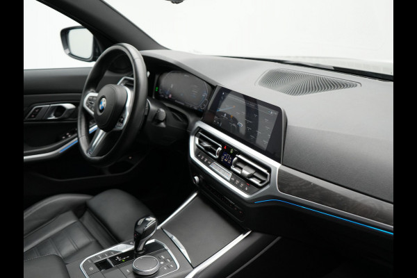 BMW 3-serie 330e M Sport Plug In Hybrid Dealer O.H PHEV | Lederen Sportstoelen Verwarmd | Apple Carplay | Navi Full Map | Virtual Cockpit | Sfeerverlichting | 18"L.M |