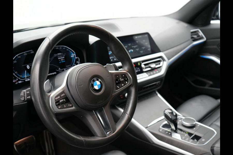 BMW 3-serie 330e M Sport Plug In Hybrid Dealer O.H PHEV | Lederen Sportstoelen Verwarmd | Apple Carplay | Navi Full Map | Virtual Cockpit | Sfeerverlichting | 18"L.M |