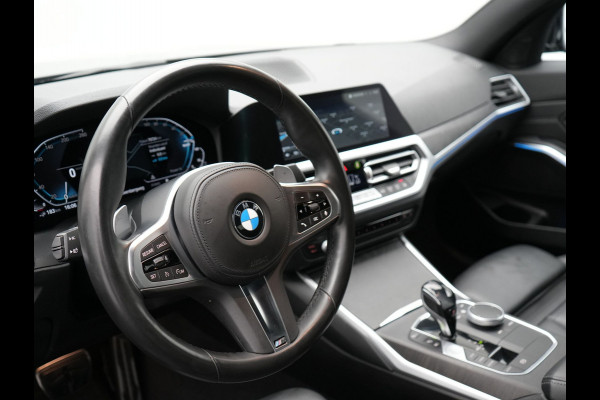 BMW 3-serie 330e M Sport Plug In Hybrid Dealer O.H PHEV | Lederen Sportstoelen Verwarmd | Apple Carplay | Navi Full Map | Virtual Cockpit | Sfeerverlichting | 18"L.M |