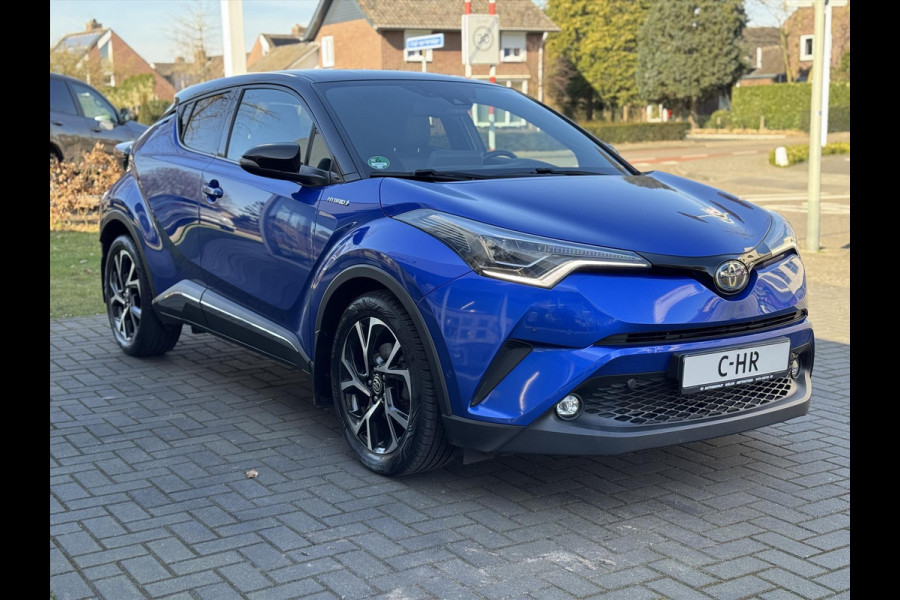 Toyota C-HR 1.8 Hybrid Bi-Tone Plus | JBL, LED, Half Leer/Alcantara, Navigatie, Dodehoekherkenning, Parkeersensoren, Chroom Pakket, Zeer com