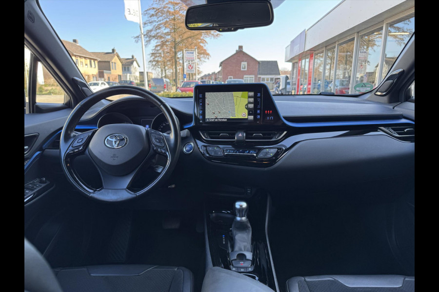 Toyota C-HR 1.8 Hybrid Bi-Tone Plus | JBL, LED, Half Leer/Alcantara, Navigatie, Dodehoekherkenning, Parkeersensoren, Chroom Pakket, Zeer com