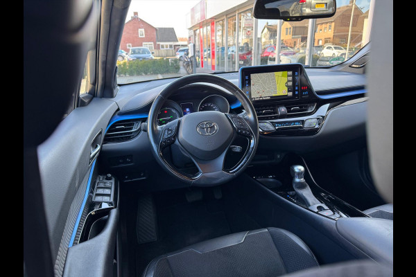 Toyota C-HR 1.8 Hybrid Bi-Tone Plus | JBL, LED, Half Leer/Alcantara, Navigatie, Dodehoekherkenning, Parkeersensoren, Chroom Pakket, Zeer com