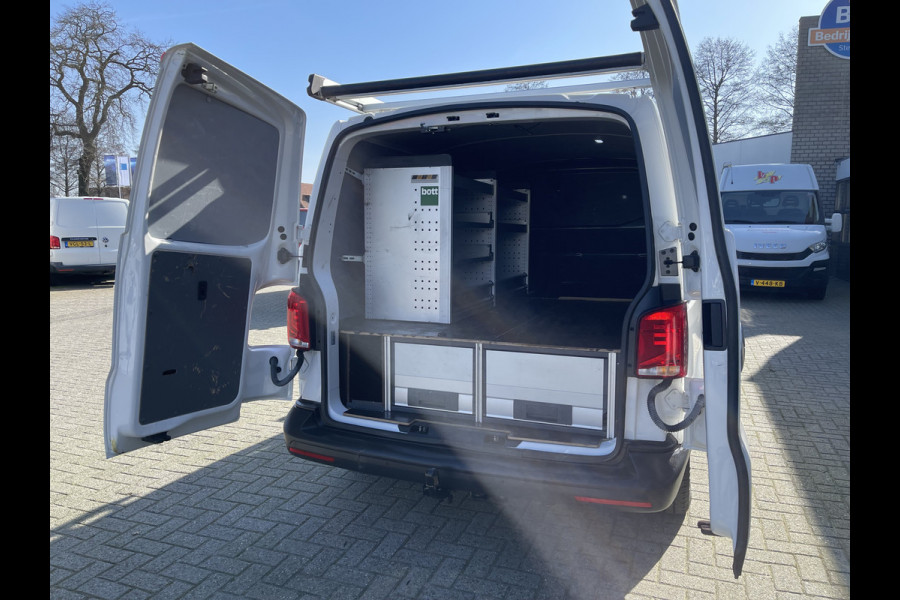 Volkswagen Transporter T6.1 2.0 TDI 110pk L1H1 28 / vaste prijs rijklaar € 18.950 ex btw / Bott ingrichte laadruimte / lease vanaf € 347 / trekhaak / imperial / airco / cruise control / Apple Carplay Android auto