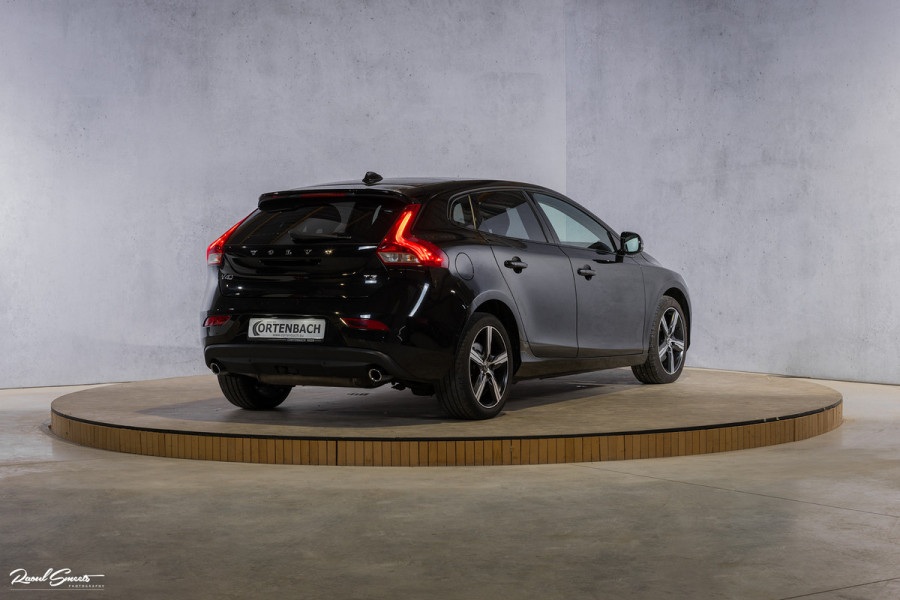 Volvo V40 2.0 T3 Dynamic Edition | Panorama | Cruise control | Harman Kardon | DAB radio | Stoelverwarming | Afn.trekhaak |