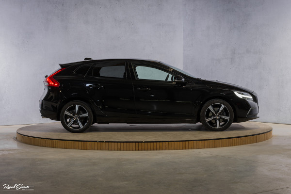 Volvo V40 2.0 T3 Dynamic Edition | Panorama | Cruise control | Harman Kardon | DAB radio | Stoelverwarming | Afn.trekhaak |