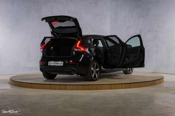 Volvo V40 2.0 T3 Dynamic Edition | Panorama | Cruise control | Harman Kardon | DAB radio | Stoelverwarming | Afn.trekhaak |