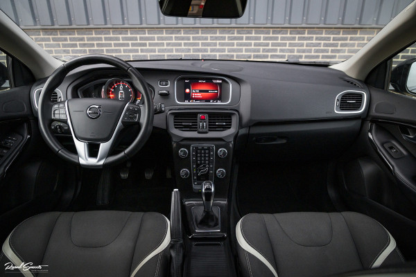 Volvo V40 2.0 T3 Dynamic Edition | Panorama | Cruise control | Harman Kardon | DAB radio | Stoelverwarming | Afn.trekhaak |