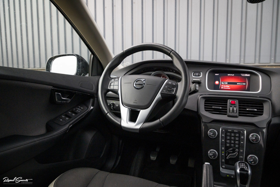 Volvo V40 2.0 T3 Dynamic Edition | Panorama | Cruise control | Harman Kardon | DAB radio | Stoelverwarming | Afn.trekhaak |