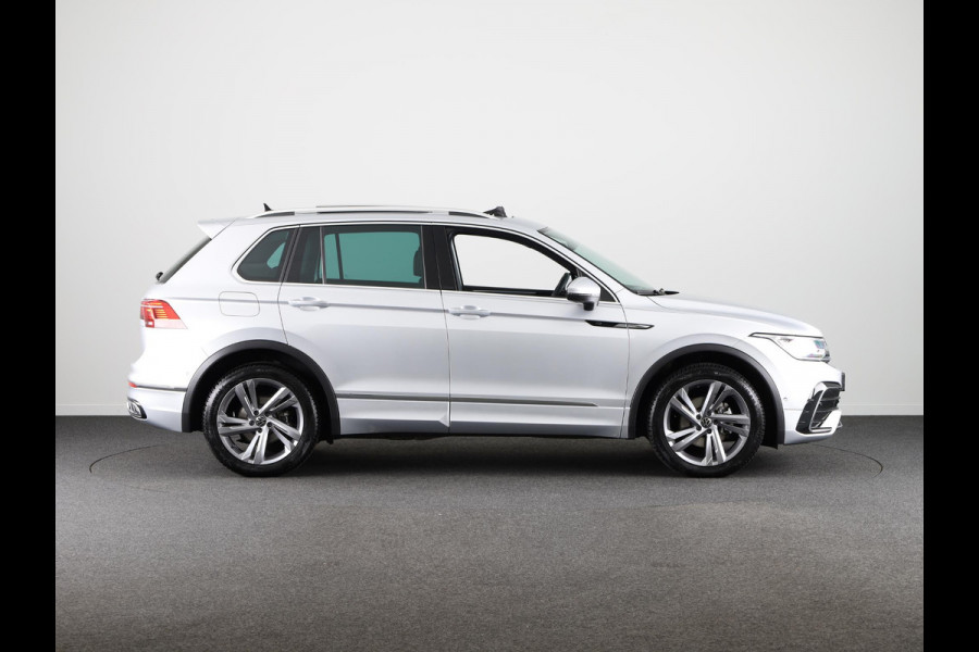 Volkswagen Tiguan 1.5 TSI R-Line Business 150 pk Automaat (DSG) | Verlengde garantie | Navigatie | Panoramadak | Elektr. trekhaak | Parkeersensoren (Park assist) | Achteruitrijcamera | Stoelverwarming | R-Line |