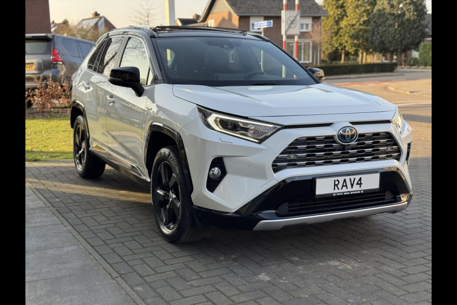 Toyota RAV4 2.5 Hybrid AWD Bi-Tone Plus | Panoramadak, JBL, Dodehoekherkenning, 360 camera, Stoel + Stuurverwarming, 4X4, 1.650KG Trekgewich