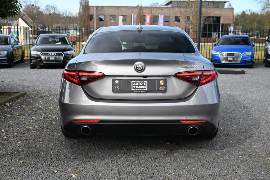 Alfa Romeo Giulia 2.0T Super 200 PK Aut. Adaptive Lane-Assist Memory Camera Keyless 18''