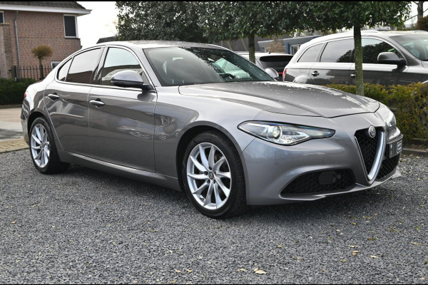 Alfa Romeo Giulia 2.0T Super 200 PK Aut. Adaptive Lane-Assist Memory Camera Keyless 18''