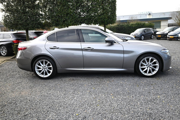 Alfa Romeo Giulia 2.0T Super 200 PK Aut. Adaptive Lane-Assist Memory Camera Keyless 18''