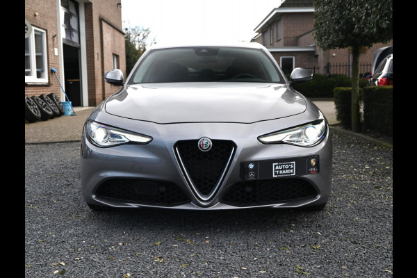 Alfa Romeo Giulia 2.0T Super 200 PK Aut. Adaptive Lane-Assist Memory Camera Keyless 18''