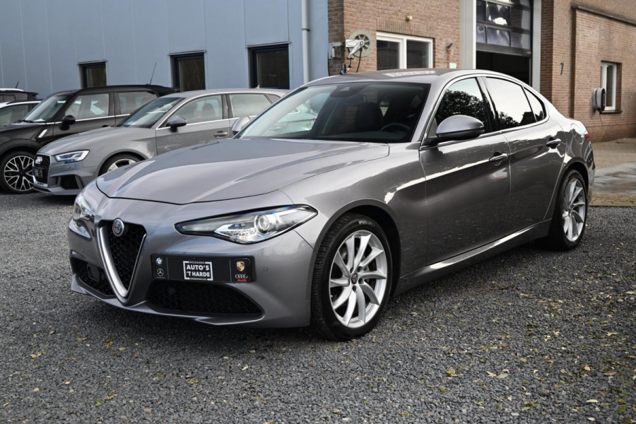 Alfa Romeo Giulia 2.0T Super 200 PK Aut. Adaptive Lane-Assist Memory Camera Keyless 18''