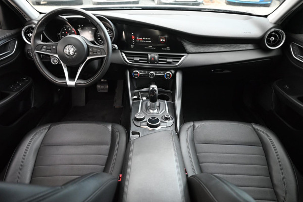 Alfa Romeo Giulia 2.0T Super 200 PK Aut. Adaptive Lane-Assist Memory Camera Keyless 18''