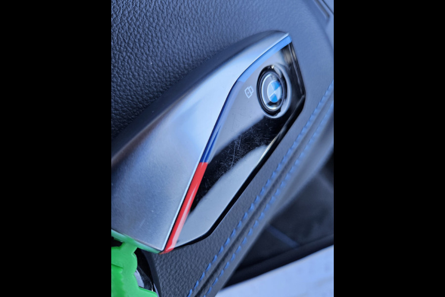 BMW X1 xDrive25e M Sport Plug In Hybrid 245 pk Nieuw Model PHEV | Adaptive Cruise | Alcantara Sportstoelen Massage & Memory | Harman Kardon | Curved Widescreen Navi | Apple Carplay | Parkassist | Sfeerverlichting | Camera |