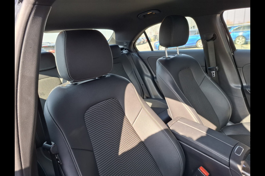 Mercedes-Benz A-Klasse 250 e Plug in Hybrid PHEV | Widescreen Navi | Sfeerverlichting | Apple Carplay | Sportstoelen Verwarmd | Navigatie | DAB | Cruise Control |