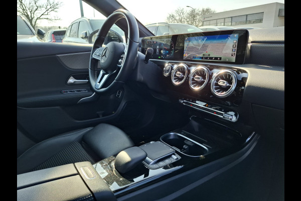 Mercedes-Benz A-Klasse 250 e Plug in Hybrid PHEV | Widescreen Navi | Sfeerverlichting | Apple Carplay | Sportstoelen Verwarmd | Navigatie | DAB | Cruise Control |