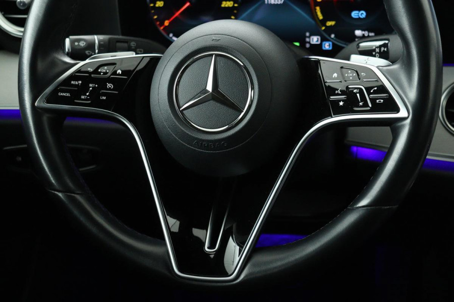 Mercedes-Benz E-Klasse 300e Avantgarde | Stoelverwarming | Carplay | Sfeerverlichting | Camera | Night Pack | Full LED | Half leder | Widescreen | Park Assist