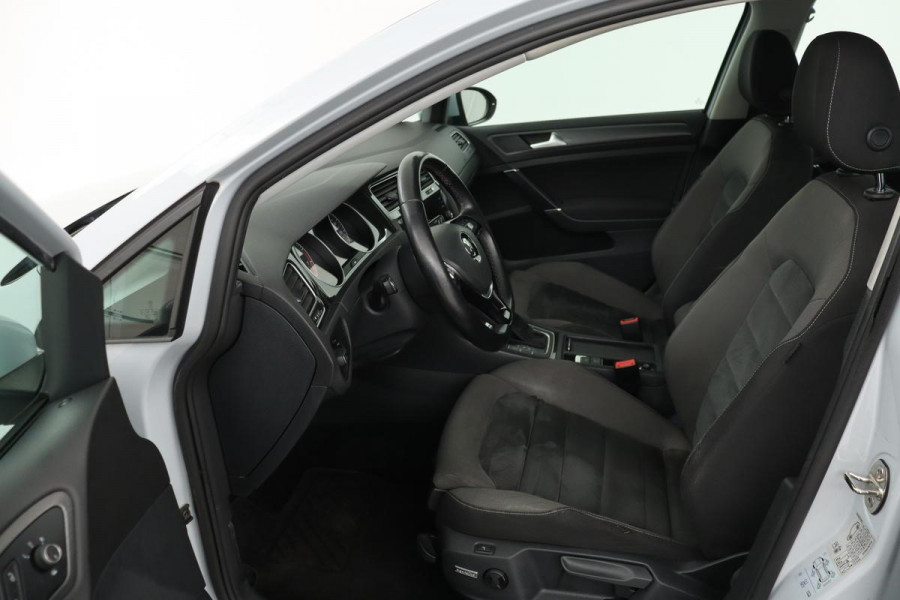 Volkswagen Golf 1.0 TSI Comfortline | Trekhaak | Stoelverwarming | Massage | Climate control | PDC | Cruise control