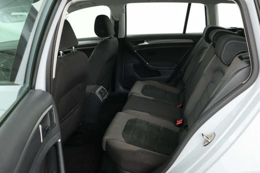 Volkswagen Golf 1.0 TSI Comfortline | Trekhaak | Stoelverwarming | Massage | Climate control | PDC | Cruise control