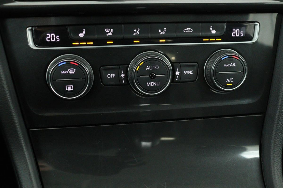 Volkswagen Golf 1.0 TSI Comfortline | Trekhaak | Stoelverwarming | Massage | Climate control | PDC | Cruise control
