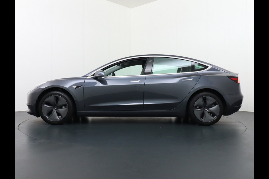 Tesla Model 3 SR+60kWh 325PK 18" AutoPilot FSD-computer 3 Premium Luidsprekers  Leer PanoDak Adaptive cruise Camera's Elektr.-Stuur+Stoelen+Sp Ecc Navigatiesysteem full map LED-a+v Comfortstoelen ACC Dual-ECC DAB Voorverwarmen interieur via App Keyless via Telefoonsleutel One-Pedal-Drive Orig. nlse auto tot 11kw laden thuis! Garantie Accu tot  05-11-2027 max 160.000km 1.584kg licht!